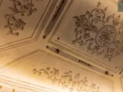 In uno di questi, nelle fasce perimetrali e attorno al riquadro centrale, risalta il dorato di placchette, festoni ed elementi di decoro a stella e a �carciofo�